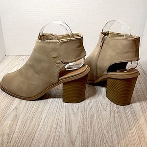 Maurice’s Baby Open Toe Bootie. Tan size 8